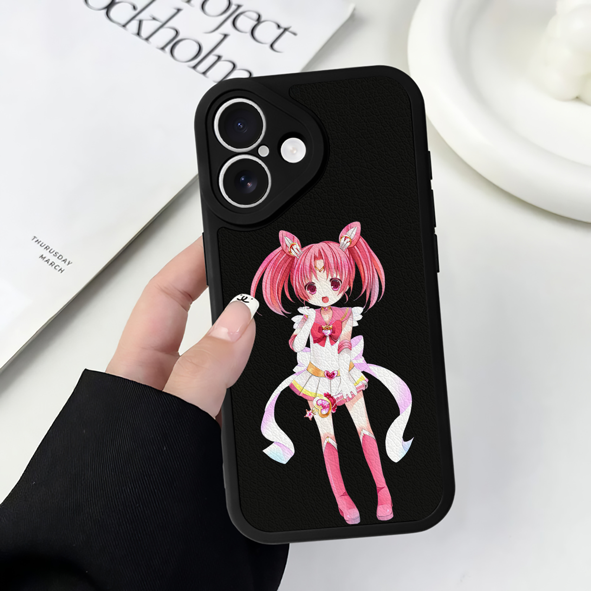（画像用） 美少女戦士セーラームーン ちびうさ Sailor Moon Chibiusa Tsukino Usagi Small Lady Serenity 【iPhone 16シリーズ対応】シリコンスマホケース（レザー調） 材質：シリコン